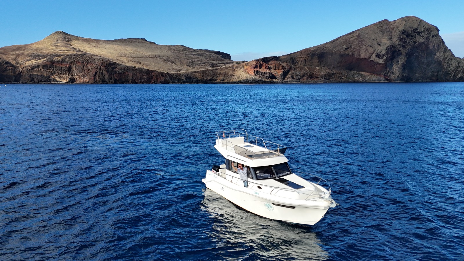 A bordo diante da costa vulcânica