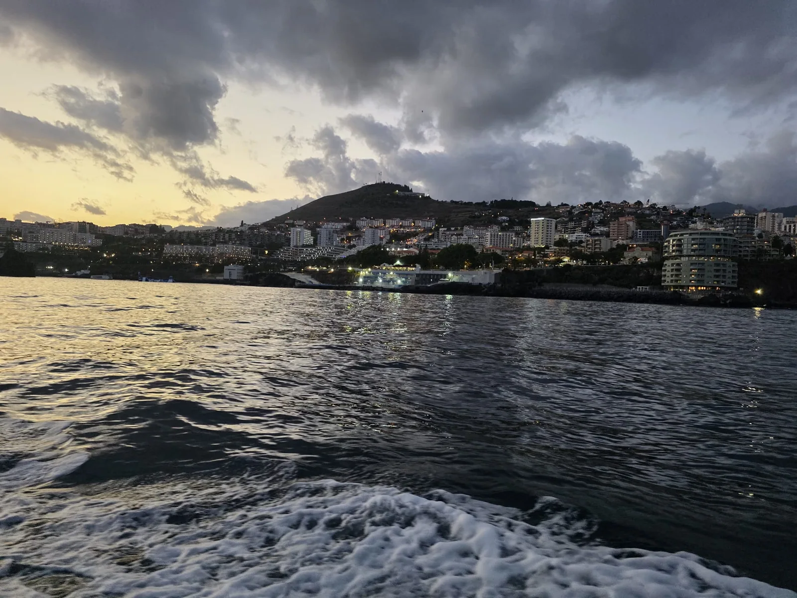 Côte de Funchal au crépuscule