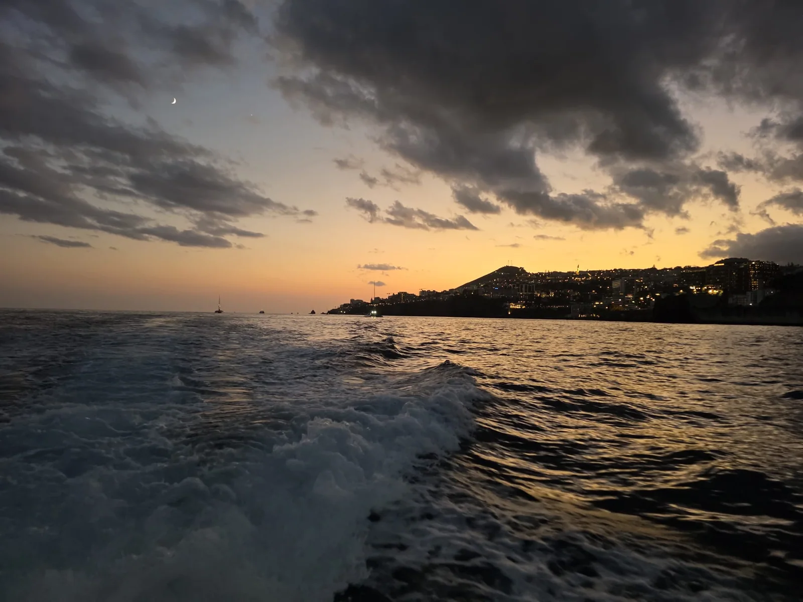 Funchal à l’heure dorée vu depuis la mer